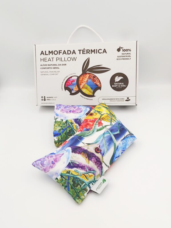 Almofada Terapêutica alívio da dor de pescoço e lombar, Almohada terapéutica para aliviar el dolor de cuello y lumbar, Therapeutic pillow for neck and lower back pain relief, Coussin thérapeutique pour le soulagement des douleurs cervicales et lombaires