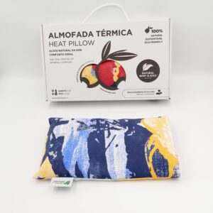 Almofada Terapêutica alívio da dor de joelho, Almohada terapéutica para alivio del dolor de rodilla, Therapeutic pillow for knee pain relief, Coussin thérapeutique pour le soulagement de la douleur au genou.