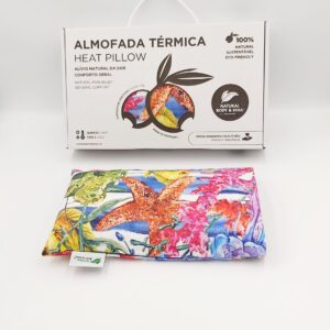 Almofada Terapêutica alívio da dor de joelho, Almohada terapéutica para alivio del dolor de rodilla, Therapeutic pillow for knee pain relief, Coussin thérapeutique pour le soulagement de la douleur au genou.