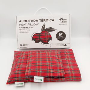 Kit aconchego bebé - Almofadas Terapêuticas para alívio de cólicas e aquecer a cama do bebé proporcionando conforto e um sono mais tranquilo. Aquecer no micro-ondas. Aplicar na barriguinha do bebé para aliviar as cólicas e colocar na cama para a aquecer antes do bebé dormir Kit de acogimiento para bebé - Almohadas terapéuticas para aliviar cólicos y calentar la cama del bebé, proporcionando comodidad y un sueño más tranquilo. Calentar en el microondas. Aplicar en la barriguita del bebé para aliviar los cólicos y colocar en la cama para calentarla antes de que el bebé duerma. Baby comfort kit - Therapeutic pillows to relieve colic and warm the baby's bed, providing comfort and a more peaceful sleep. Heat in the microwave. Apply to the baby's tummy to relieve colic and place in the bed to warm it before the baby sleeps. Kit de confort pour bébé - Oreillers thérapeutiques pour soulager les coliques et réchauffer le lit du bébé, offrant confort et un sommeil plus paisible. Chauffer au micro-ondes. Appliquer sur le ventre du bébé pour soulager les coliques et placer dans le lit pour le réchauffer avant que le bébé ne dorme.