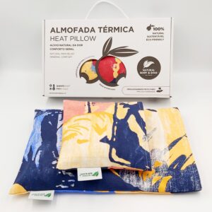 Kit aconchego bebé - Almofadas Terapêuticas para alívio de cólicas e aquecer a cama do bebé proporcionando conforto e um sono mais tranquilo. Aquecer no micro-ondas. Aplicar na barriguinha do bebé para aliviar as cólicas e colocar na cama para a aquecer antes do bebé dormir Kit de acogimiento para bebé - Almohadas terapéuticas para aliviar cólicos y calentar la cama del bebé, proporcionando comodidad y un sueño más tranquilo. Calentar en el microondas. Aplicar en la barriguita del bebé para aliviar los cólicos y colocar en la cama para calentarla antes de que el bebé duerma. Baby comfort kit - Therapeutic pillows to relieve colic and warm the baby's bed, providing comfort and a more peaceful sleep. Heat in the microwave. Apply to the baby's tummy to relieve colic and place in the bed to warm it before the baby sleeps. Kit de confort pour bébé - Oreillers thérapeutiques pour soulager les coliques et réchauffer le lit du bébé, offrant confort et un sommeil plus paisible. Chauffer au micro-ondes. Appliquer sur le ventre du bébé pour soulager les coliques et placer dans le lit pour le réchauffer avant que le bébé ne dorme.