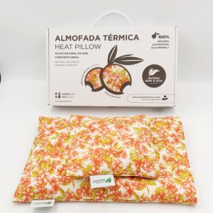 Kit aconchego bebé - Almofadas Terapêuticas para alívio de cólicas e aquecer a cama do bebé proporcionando conforto e um sono mais tranquilo. Aquecer no micro-ondas. Aplicar na barriguinha do bebé para aliviar as cólicas e colocar na cama para a aquecer antes do bebé dormir Kit de acogimiento para bebé - Almohadas terapéuticas para aliviar cólicos y calentar la cama del bebé, proporcionando comodidad y un sueño más tranquilo. Calentar en el microondas. Aplicar en la barriguita del bebé para aliviar los cólicos y colocar en la cama para calentarla antes de que el bebé duerma. Baby comfort kit - Therapeutic pillows to relieve colic and warm the baby's bed, providing comfort and a more peaceful sleep. Heat in the microwave. Apply to the baby's tummy to relieve colic and place in the bed to warm it before the baby sleeps. Kit de confort pour bébé - Oreillers thérapeutiques pour soulager les coliques et réchauffer le lit du bébé, offrant confort et un sommeil plus paisible. Chauffer au micro-ondes. Appliquer sur le ventre du bébé pour soulager les coliques et placer dans le lit pour le réchauffer avant que le bébé ne dorme.