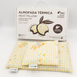 Kit aconchego bebé - Almofadas Terapêuticas para alívio de cólicas e aquecer a cama do bebé proporcionando conforto e um sono mais tranquilo. Aquecer no micro-ondas. Aplicar na barriguinha do bebé para aliviar as cólicas e colocar na cama para a aquecer antes do bebé dormir Kit de acogimiento para bebé - Almohadas terapéuticas para aliviar cólicos y calentar la cama del bebé, proporcionando comodidad y un sueño más tranquilo. Calentar en el microondas. Aplicar en la barriguita del bebé para aliviar los cólicos y colocar en la cama para calentarla antes de que el bebé duerma. Baby comfort kit - Therapeutic pillows to relieve colic and warm the baby's bed, providing comfort and a more peaceful sleep. Heat in the microwave. Apply to the baby's tummy to relieve colic and place in the bed to warm it before the baby sleeps. Kit de confort pour bébé - Oreillers thérapeutiques pour soulager les coliques et réchauffer le lit du bébé, offrant confort et un sommeil plus paisible. Chauffer au micro-ondes. Appliquer sur le ventre du bébé pour soulager les coliques et placer dans le lit pour le réchauffer avant que le bébé ne dorme.