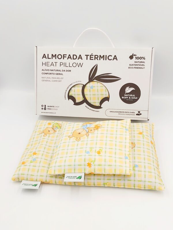 Kit aconchego bebé - Almofadas Terapêuticas para alívio de cólicas e aquecer a cama do bebé proporcionando conforto e um sono mais tranquilo. Aquecer no micro-ondas. Aplicar na barriguinha do bebé para aliviar as cólicas e colocar na cama para a aquecer antes do bebé dormir Kit de acogimiento para bebé - Almohadas terapéuticas para aliviar cólicos y calentar la cama del bebé, proporcionando comodidad y un sueño más tranquilo. Calentar en el microondas. Aplicar en la barriguita del bebé para aliviar los cólicos y colocar en la cama para calentarla antes de que el bebé duerma. Baby comfort kit - Therapeutic pillows to relieve colic and warm the baby's bed, providing comfort and a more peaceful sleep. Heat in the microwave. Apply to the baby's tummy to relieve colic and place in the bed to warm it before the baby sleeps. Kit de confort pour bébé - Oreillers thérapeutiques pour soulager les coliques et réchauffer le lit du bébé, offrant confort et un sommeil plus paisible. Chauffer au micro-ondes. Appliquer sur le ventre du bébé pour soulager les coliques et placer dans le lit pour le réchauffer avant que le bébé ne dorme.