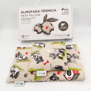 Kit aconchego bebé - Almofadas Terapêuticas para alívio de cólicas e aquecer a cama do bebé proporcionando conforto e um sono mais tranquilo. Aquecer no micro-ondas. Aplicar na barriguinha do bebé para aliviar as cólicas e colocar na cama para a aquecer antes do bebé dormir Kit de acogimiento para bebé - Almohadas terapéuticas para aliviar cólicos y calentar la cama del bebé, proporcionando comodidad y un sueño más tranquilo. Calentar en el microondas. Aplicar en la barriguita del bebé para aliviar los cólicos y colocar en la cama para calentarla antes de que el bebé duerma. Baby comfort kit - Therapeutic pillows to relieve colic and warm the baby's bed, providing comfort and a more peaceful sleep. Heat in the microwave. Apply to the baby's tummy to relieve colic and place in the bed to warm it before the baby sleeps. Kit de confort pour bébé - Oreillers thérapeutiques pour soulager les coliques et réchauffer le lit du bébé, offrant confort et un sommeil plus paisible. Chauffer au micro-ondes. Appliquer sur le ventre du bébé pour soulager les coliques et placer dans le lit pour le réchauffer avant que le bébé ne dorme.