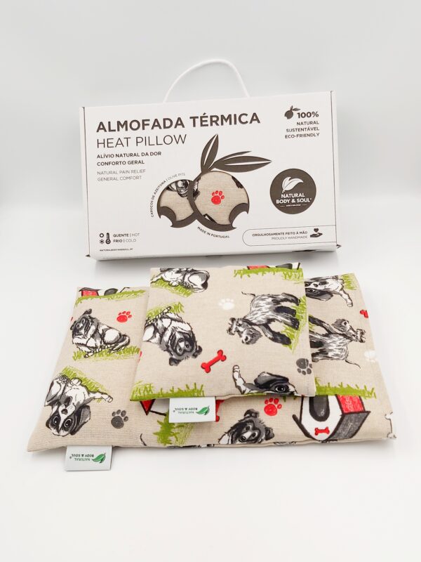 Kit aconchego bebé - Almofadas Terapêuticas para alívio de cólicas e aquecer a cama do bebé proporcionando conforto e um sono mais tranquilo. Aquecer no micro-ondas. Aplicar na barriguinha do bebé para aliviar as cólicas e colocar na cama para a aquecer antes do bebé dormir Kit de acogimiento para bebé - Almohadas terapéuticas para aliviar cólicos y calentar la cama del bebé, proporcionando comodidad y un sueño más tranquilo. Calentar en el microondas. Aplicar en la barriguita del bebé para aliviar los cólicos y colocar en la cama para calentarla antes de que el bebé duerma. Baby comfort kit - Therapeutic pillows to relieve colic and warm the baby's bed, providing comfort and a more peaceful sleep. Heat in the microwave. Apply to the baby's tummy to relieve colic and place in the bed to warm it before the baby sleeps. Kit de confort pour bébé - Oreillers thérapeutiques pour soulager les coliques et réchauffer le lit du bébé, offrant confort et un sommeil plus paisible. Chauffer au micro-ondes. Appliquer sur le ventre du bébé pour soulager les coliques et placer dans le lit pour le réchauffer avant que le bébé ne dorme.