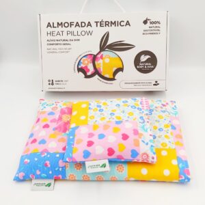 Kit aconchego bebé - Almofadas Terapêuticas para alívio de cólicas e aquecer a cama do bebé proporcionando conforto e um sono mais tranquilo. Aquecer no micro-ondas. Aplicar na barriguinha do bebé para aliviar as cólicas e colocar na cama para a aquecer antes do bebé dormir Kit de acogimiento para bebé - Almohadas terapéuticas para aliviar cólicos y calentar la cama del bebé, proporcionando comodidad y un sueño más tranquilo. Calentar en el microondas. Aplicar en la barriguita del bebé para aliviar los cólicos y colocar en la cama para calentarla antes de que el bebé duerma. Baby comfort kit - Therapeutic pillows to relieve colic and warm the baby's bed, providing comfort and a more peaceful sleep. Heat in the microwave. Apply to the baby's tummy to relieve colic and place in the bed to warm it before the baby sleeps. Kit de confort pour bébé - Oreillers thérapeutiques pour soulager les coliques et réchauffer le lit du bébé, offrant confort et un sommeil plus paisible. Chauffer au micro-ondes. Appliquer sur le ventre du bébé pour soulager les coliques et placer dans le lit pour le réchauffer avant que le bébé ne dorme.