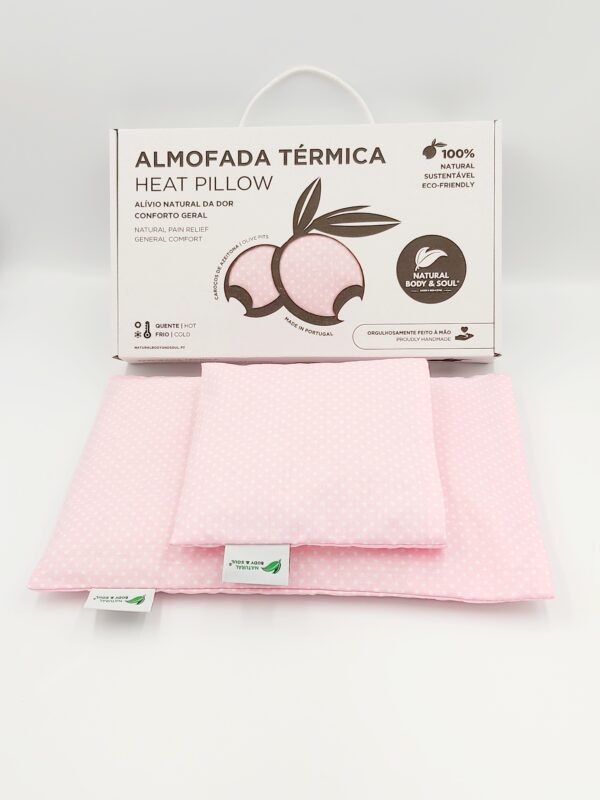 Kit aconchego bebé - Almofadas Terapêuticas para alívio de cólicas e aquecer a cama do bebé proporcionando conforto e um sono mais tranquilo. Aquecer no micro-ondas. Aplicar na barriguinha do bebé para aliviar as cólicas e colocar na cama para a aquecer antes do bebé dormir Kit de acogimiento para bebé - Almohadas terapéuticas para aliviar cólicos y calentar la cama del bebé, proporcionando comodidad y un sueño más tranquilo. Calentar en el microondas. Aplicar en la barriguita del bebé para aliviar los cólicos y colocar en la cama para calentarla antes de que el bebé duerma. Baby comfort kit - Therapeutic pillows to relieve colic and warm the baby's bed, providing comfort and a more peaceful sleep. Heat in the microwave. Apply to the baby's tummy to relieve colic and place in the bed to warm it before the baby sleeps. Kit de confort pour bébé - Oreillers thérapeutiques pour soulager les coliques et réchauffer le lit du bébé, offrant confort et un sommeil plus paisible. Chauffer au micro-ondes. Appliquer sur le ventre du bébé pour soulager les coliques et placer dans le lit pour le réchauffer avant que le bébé ne dorme.