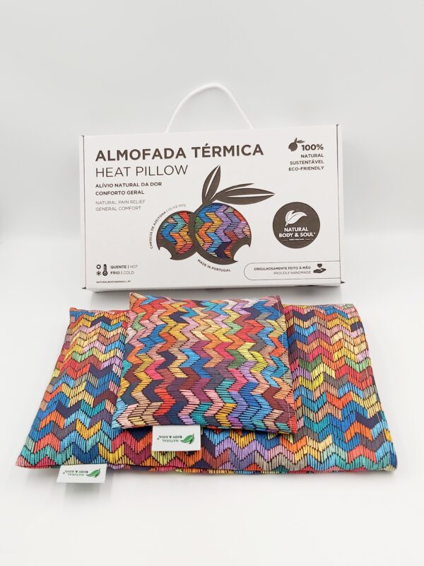 Kit aconchego bebé - Almofadas Terapêuticas para alívio de cólicas e aquecer a cama do bebé proporcionando conforto e um sono mais tranquilo. Aquecer no micro-ondas. Aplicar na barriguinha do bebé para aliviar as cólicas e colocar na cama para a aquecer antes do bebé dormir Kit de acogimiento para bebé - Almohadas terapéuticas para aliviar cólicos y calentar la cama del bebé, proporcionando comodidad y un sueño más tranquilo. Calentar en el microondas. Aplicar en la barriguita del bebé para aliviar los cólicos y colocar en la cama para calentarla antes de que el bebé duerma. Baby comfort kit - Therapeutic pillows to relieve colic and warm the baby's bed, providing comfort and a more peaceful sleep. Heat in the microwave. Apply to the baby's tummy to relieve colic and place in the bed to warm it before the baby sleeps. Kit de confort pour bébé - Oreillers thérapeutiques pour soulager les coliques et réchauffer le lit du bébé, offrant confort et un sommeil plus paisible. Chauffer au micro-ondes. Appliquer sur le ventre du bébé pour soulager les coliques et placer dans le lit pour le réchauffer avant que le bébé ne dorme.