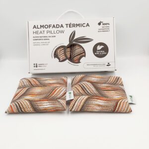 Almofadas Termicas Terapeuticas Alívio na Amamentação quente e frio. Reutilizáveis. Com a terapia a frio são ideais para aliviar o ingurgitamento mamário, enquanto a terapia a quente ajuda a aliviar a mastite e estimula a descida do leite. Almohadas térmicas terapéuticas alivio en la lactancia caliente y frío. Reutilizables. Con la terapia de frío son ideales para aliviar la congestión mamaria, mientras que la terapia de calor ayuda a aliviar la mastitis y estimula la bajada de la leche. Therapeutic thermal pillows for hot and cold breastfeeding relief. Reusable. Cold therapy is ideal for relieving breast engorgement, while hot therapy helps alleviate mastitis and stimulates milk let-down. Coussins thermiques thérapeutiques pour le soulagement de l'allaitement chaud et froid. Réutilisables. La thérapie par le froid est idéale pour soulager l'engorgement mammaire, tandis que la thérapie par la chaleur aide à soulager la mastite et stimule la descente du lait.