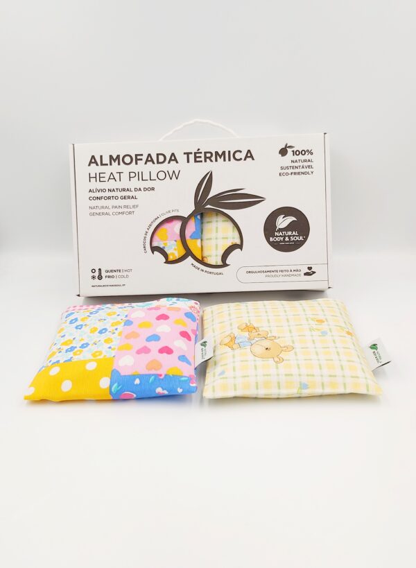Almofadas Termicas Terapeuticas Alívio na Amamentação quente e frio. Reutilizáveis. Com a terapia a frio são ideais para aliviar o ingurgitamento mamário, enquanto a terapia a quente ajuda a aliviar a mastite e estimula a descida do leite. Almohadas térmicas terapéuticas alivio en la lactancia caliente y frío. Reutilizables. Con la terapia de frío son ideales para aliviar la congestión mamaria, mientras que la terapia de calor ayuda a aliviar la mastitis y estimula la bajada de la leche. Therapeutic thermal pillows for hot and cold breastfeeding relief. Reusable. Cold therapy is ideal for relieving breast engorgement, while hot therapy helps alleviate mastitis and stimulates milk let-down. Coussins thermiques thérapeutiques pour le soulagement de l'allaitement chaud et froid. Réutilisables. La thérapie par le froid est idéale pour soulager l'engorgement mammaire, tandis que la thérapie par la chaleur aide à soulager la mastite et stimule la descente du lait.