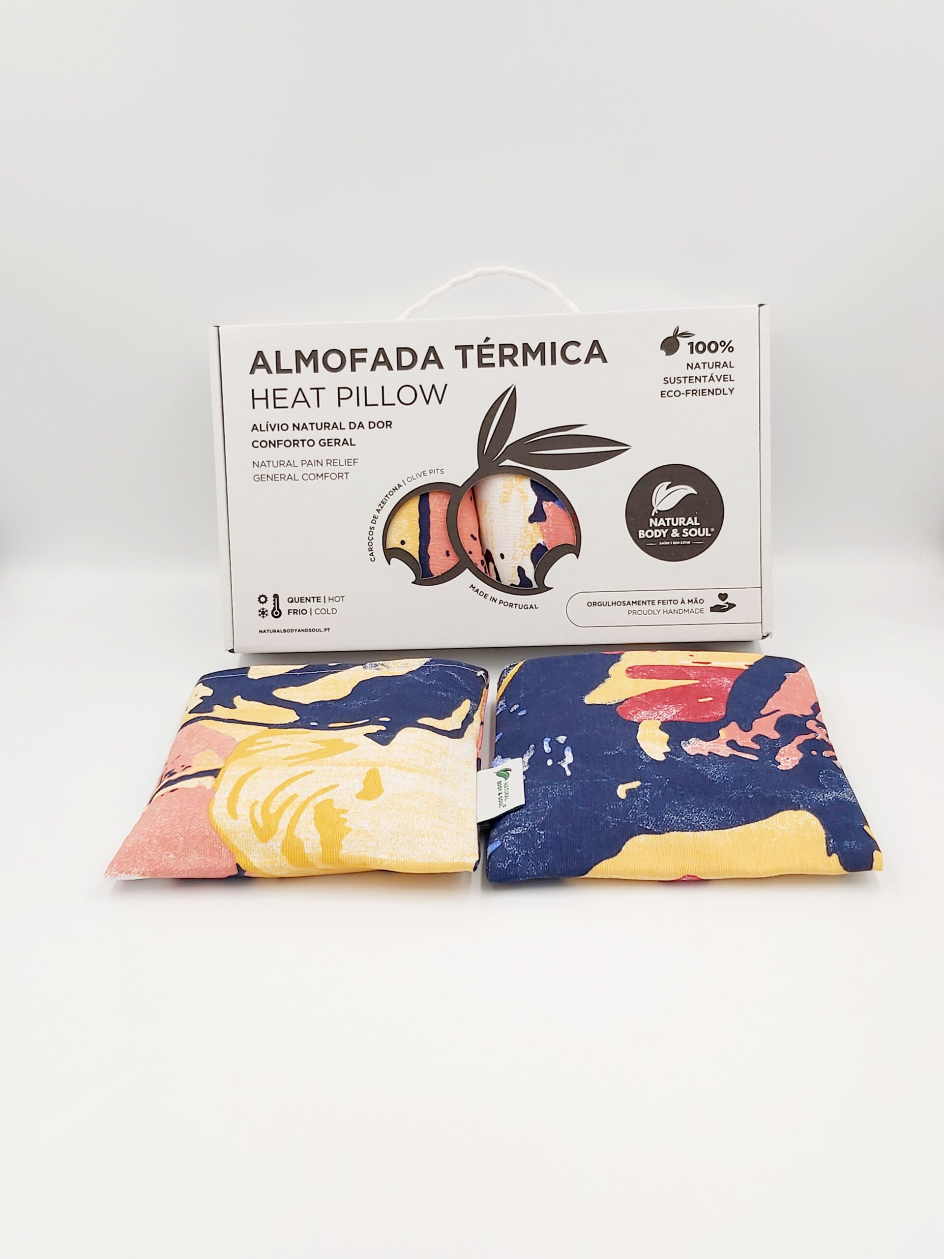Almofadas Termicas Terapeuticas Alívio na Amamentação quente e frio. Reutilizáveis. Com a terapia a frio são ideais para aliviar o ingurgitamento mamário, enquanto a terapia a quente ajuda a aliviar a mastite e estimula a descida do leite. Almohadas térmicas terapéuticas alivio en la lactancia caliente y frío. Reutilizables. Con la terapia de frío son ideales para aliviar la congestión mamaria, mientras que la terapia de calor ayuda a aliviar la mastitis y estimula la bajada de la leche. Therapeutic thermal pillows for hot and cold breastfeeding relief. Reusable. Cold therapy is ideal for relieving breast engorgement, while hot therapy helps alleviate mastitis and stimulates milk let-down. Coussins thermiques thérapeutiques pour le soulagement de l'allaitement chaud et froid. Réutilisables. La thérapie par le froid est idéale pour soulager l'engorgement mammaire, tandis que la thérapie par la chaleur aide à soulager la mastite et stimule la descente du lait.