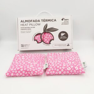 Almofadas Termicas Terapeuticas Alívio na Amamentação quente e frio. Reutilizáveis. Com a terapia a frio são ideais para aliviar o ingurgitamento mamário, enquanto a terapia a quente ajuda a aliviar a mastite e estimula a descida do leite. Almohadas térmicas terapéuticas alivio en la lactancia caliente y frío. Reutilizables. Con la terapia de frío son ideales para aliviar la congestión mamaria, mientras que la terapia de calor ayuda a aliviar la mastitis y estimula la bajada de la leche. Therapeutic thermal pillows for hot and cold breastfeeding relief. Reusable. Cold therapy is ideal for relieving breast engorgement, while hot therapy helps alleviate mastitis and stimulates milk let-down. Coussins thermiques thérapeutiques pour le soulagement de l'allaitement chaud et froid. Réutilisables. La thérapie par le froid est idéale pour soulager l'engorgement mammaire, tandis que la thérapie par la chaleur aide à soulager la mastite et stimule la descente du lait.