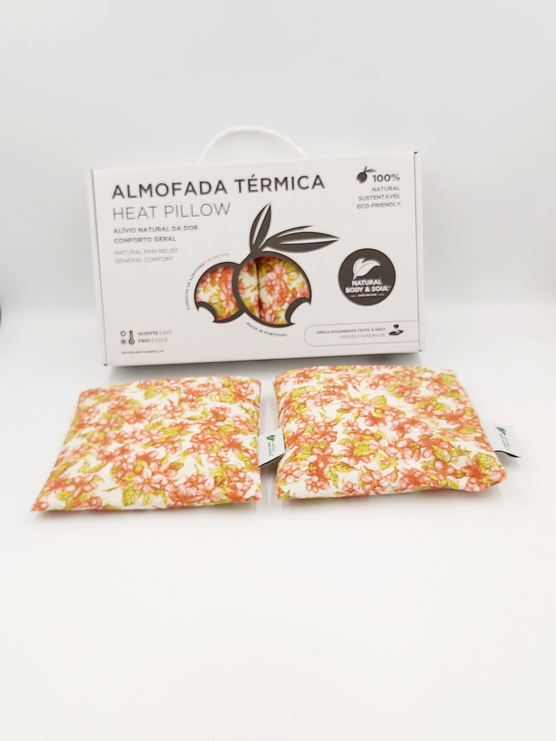Almofadas Termicas Terapeuticas Alívio na Amamentação quente e frio. Reutilizáveis. Com a terapia a frio são ideais para aliviar o ingurgitamento mamário, enquanto a terapia a quente ajuda a aliviar a mastite e estimula a descida do leite. Almohadas térmicas terapéuticas alivio en la lactancia caliente y frío. Reutilizables. Con la terapia de frío son ideales para aliviar la congestión mamaria, mientras que la terapia de calor ayuda a aliviar la mastitis y estimula la bajada de la leche. Therapeutic thermal pillows for hot and cold breastfeeding relief. Reusable. Cold therapy is ideal for relieving breast engorgement, while hot therapy helps alleviate mastitis and stimulates milk let-down. Coussins thermiques thérapeutiques pour le soulagement de l'allaitement chaud et froid. Réutilisables. La thérapie par le froid est idéale pour soulager l'engorgement mammaire, tandis que la thérapie par la chaleur aide à soulager la mastite et stimule la descente du lait.