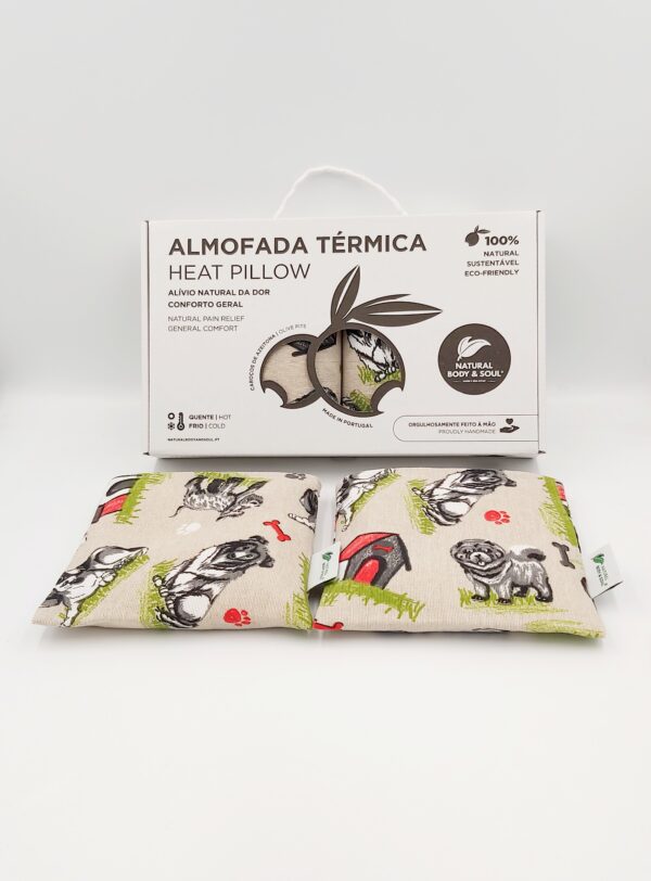 Almofadas Termicas Terapeuticas Alívio na Amamentação quente e frio. Reutilizáveis. Com a terapia a frio são ideais para aliviar o ingurgitamento mamário, enquanto a terapia a quente ajuda a aliviar a mastite e estimula a descida do leite. Almohadas térmicas terapéuticas alivio en la lactancia caliente y frío. Reutilizables. Con la terapia de frío son ideales para aliviar la congestión mamaria, mientras que la terapia de calor ayuda a aliviar la mastitis y estimula la bajada de la leche. Therapeutic thermal pillows for hot and cold breastfeeding relief. Reusable. Cold therapy is ideal for relieving breast engorgement, while hot therapy helps alleviate mastitis and stimulates milk let-down. Coussins thermiques thérapeutiques pour le soulagement de l'allaitement chaud et froid. Réutilisables. La thérapie par le froid est idéale pour soulager l'engorgement mammaire, tandis que la thérapie par la chaleur aide à soulager la mastite et stimule la descente du lait.