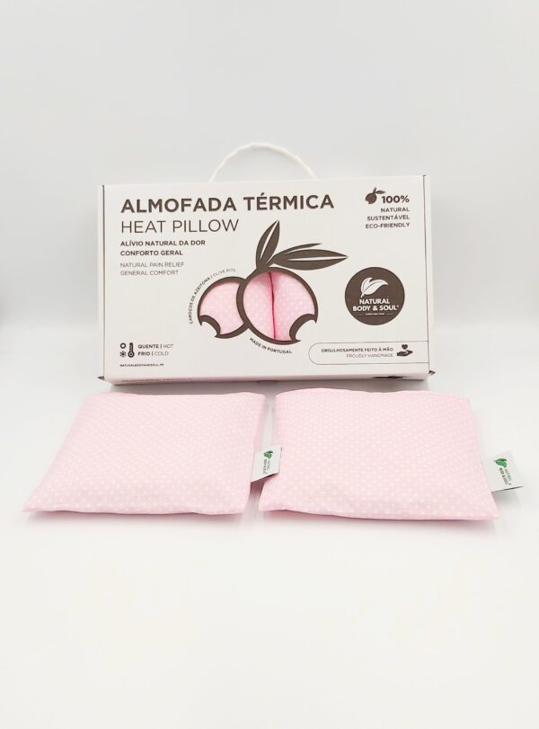 Almofadas Termicas Terapeuticas Alívio na Amamentação quente e frio. Reutilizáveis. Com a terapia a frio são ideais para aliviar o ingurgitamento mamário, enquanto a terapia a quente ajuda a aliviar a mastite e estimula a descida do leite. Almohadas térmicas terapéuticas alivio en la lactancia caliente y frío. Reutilizables. Con la terapia de frío son ideales para aliviar la congestión mamaria, mientras que la terapia de calor ayuda a aliviar la mastitis y estimula la bajada de la leche. Therapeutic thermal pillows for hot and cold breastfeeding relief. Reusable. Cold therapy is ideal for relieving breast engorgement, while hot therapy helps alleviate mastitis and stimulates milk let-down. Coussins thermiques thérapeutiques pour le soulagement de l'allaitement chaud et froid. Réutilisables. La thérapie par le froid est idéale pour soulager l'engorgement mammaire, tandis que la thérapie par la chaleur aide à soulager la mastite et stimule la descente du lait.