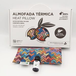 Kit Aromaterapia Terapèutica – Almofada Terapeutica e Essencia Ativante. Solução eficaz para aliviar dores de cabeça, enxaquecas, alergias respiratórias e stress. Kit de Aromaterapia Terapéutica – Almohada Terapéutica y Esencia Activadora. Solución eficaz para aliviar dolores de cabeza, migrañas, alergias respiratorias y estrés. Therapeutic Aromatherapy Kit – Therapeutic Pillow and Activating Essence. Effective solution to relieve headaches, migraines, respiratory allergies, and stress. Kit d'Aromathérapie Thérapeutique – Coussin Thérapeutique et Essence Activante. Solution efficace pour soulager les maux de tête, les migraines, les allergies respiratoires et le stress.